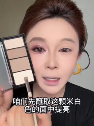 天呐~这个价就能到手 四合一 的修容盘,一盘搞定妆面所有高光和修容!粉质巨细腻上脸服帖又自然,新手姐妹也能很好驾驭!!#修容盘推荐 #修容盘 #学生党平价安利 #平价彩妆 #美妆好物