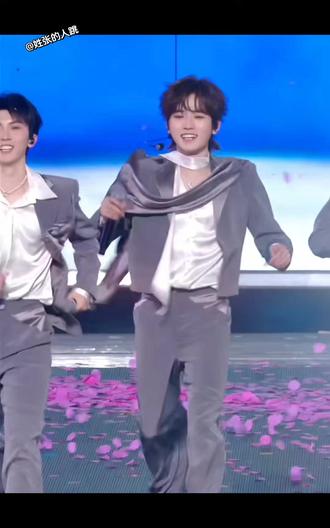 小皮裙~大波浪~宝贝们你们有什么好看的头像吗?#宋亚轩