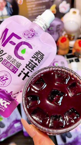 满满桑葚果香!NFC鲜榨桑葚汁,配料干净,酸酸甜甜巨好喝#夏日小仙女必备饮品 #夏天必备饮品 #桑葚汁 #好喝不贵