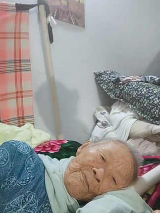 我视频里的婆婆认不识我,也认不识自己说自己是妹妹,但是知道自己叫什么,思路清晰的很