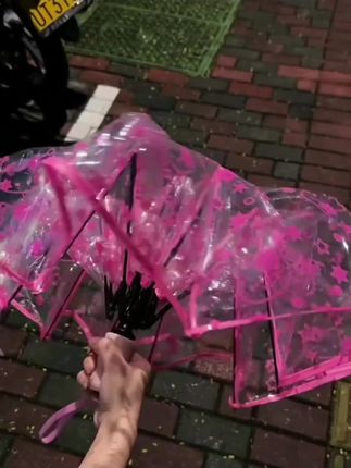 姐妹们,这个雨伞真的太出片了!最近天天都在下雨,我每次出门都会带上它,真的超级好看!它是这种透明的设计,而且还是手动开合的,用起来特别方便,平时拍照也超有氛围感,关键是还很便宜,你们赶紧去抢购吧!下雨天搭配这把雨伞,分分钟拍出大片的感觉。#粉色满屏kt猫透明雨伞