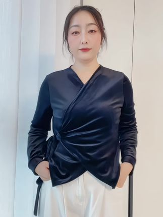 #丝绒上衣 #秋季穿搭 #谁穿谁好看 #时尚潮流穿搭 #气质优雅穿搭