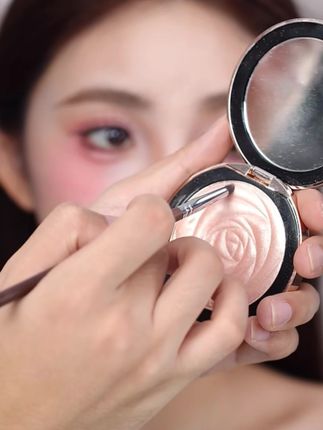 好看的妆容必备一个减龄感的高光 #专业化妆师#新娘#高光#化妆造型分享#腮红打法