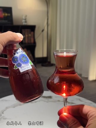 女士微醺小甜酒,采用果汁和米酒酿造,口感清甜爽口,果香浓郁又有米酒的淡香,5度的酒精度,小趴菜也能轻松驾驭,周末了,约上闺蜜一起微醺,享受快乐的时刻吧!#果酒 #微醺时刻 #快乐水 #微醺 #仙女都在喝什么
