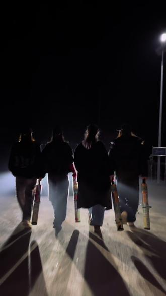 #过年氛围提前搞起来了 一定要和你的姐妹一起手持加特林,蹦走霉运,来年一定顺风顺水,新的一年愿我们像烟花一样灿烂#烟花短暂我们永恒