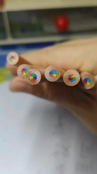 家里有喜欢画着玩儿的小孩子,太合适了#画画神器 #画画 #铅笔 #彩虹铅笔 #画画其实很简单