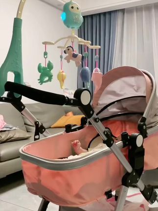 自从爸爸买了这个床头摇铃,宝宝自己能玩半小时不哭,老母亲早上洗漱上厕所,再也不用急急忙忙了#母婴好物 ^_^#哄娃神器 #婴儿玩具 #养娃日常 #宝妈分享