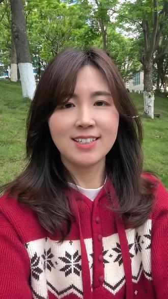 假如有一天你没了收入,谁能第一个给你兜底?不是朋友圈的热闹,也不是饭局上的姐妹,更不是那个曾说要养你的人。真正能为你兜底的从不是别人,而是你卡里的余额、身上的本事,以及那永不服输的底气。
人这一生,最靠谱的永远是自己。别把希望寄托在任何人身上,你才是自己最后的避风港。#成长感悟#口播短视频知识分享