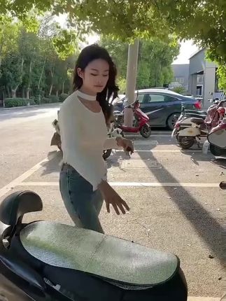 夏天骑行必备的一款翻翻隔热坐垫舒适骑行再也不怕烫屁股,#电动车防晒坐垫推荐 #骑车必备 #防晒隔热#隔热坐垫 #骑行必备