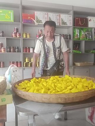 玩抖音多年都没玩出个明堂来,就疯玩,所以落了个老疯三的称号,没什么意思。人总要做点正能量的事,所以我现在来给大家分享我们宣威的农特产,走过路过的朋友动动你发财小手点个赞我请你吃我们宣威倘塘黄豆腐#农村生活 -#农家美食