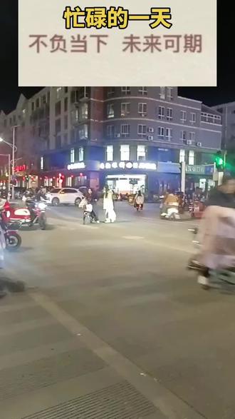 甲流,是少阳温病,状若伤寒,却不是伤寒。少
阳相火在泉的情况下,怎么可能产生伤寒呢?属于少阳温病+湿,都经历过了疫情还没有悟透?所谓伤寒温病都是病毒种类,但不管何种病毒的,种类,进入人体之后是根据人的体质而发病的,我们看的只是人的体质,温病伤寒只不过是一种代号,伤寒是太阳病,温病是少阳病,理法清晰了,方子就明了。《2》阳气不足最好别晨练,更不要熬夜,冬天是封藏阳气的时候,因为南北不同,养阳气的方法也不同。伤阳三法:冬季晨跑、晚上外出、熬夜晚睡,冬天这三月,天寒地冻的,万物都往回缩着,藏能量,“冬藏养阳”,其实就是别瞎折腾让身体把阳气好好存起来,生活里好多人不注意天不亮就晨跑,大半夜还在外头晃,要么熬着夜刷手机,不知不觉就把一身真阳耗没了。老话讲“过夜如冬”,夜里本就该在屋里安安分分歇着,要么眯会儿要么早点睡,让忙了一天的气血回脏腑歇着,这才是冬天该有的样子。《3》 感冒的第一时间是嗓子疼,或者嗓子起痰,不要怀疑,就是感冒了,流感的特点,就是一个人感染了,身边人都感染。目前的患者,有寒湿,也有湿热,属于两可之间,这次感冒,很大一部分人是有湿气重的特点,提升免疫力要按照中医思维来我们在这里说的提升免疫力,其实是按照中医的思维,而不是现代医学思维。其实就是天道思维,所谓的天道思维,那就是人体得病是因为六气的偏颇,所以我们需要的就是把六气的偏颇扭转过来,扭转过来之后就好了。何谓中医思维?治寒以热,治热以寒,寒冷的气候下,人体容易感染寒气,那么我们治疗的时候就是温阳散寒;炎热的条件下,如果我们得病,就是用清热的中药,这个就是中医的思维。人体的各种症
状,说到底就是阴阳之间的转换,阳旺则热,阴旺则寒,所以要预防这个甲流,就要明白当下的气候到底有什么异常。这也就是我们一直以来给大家分析的五运六气。寒湿热虚,是今年冬季的主要问题冬季到了,寒气重了,所以肯定要通过调理寒气,赶走身上的寒气,才可以确保我们感染了不会有症状,或者几乎不感染。治疗上要除湿,要补气,要祛风,缺少一样都不能收全功。要相信世间万物一切皆有因果!!2025.11.23/20:17分留#因果 #世间万物皆有轮回 #冬天 #平安守护 #忙忙碌碌又一天