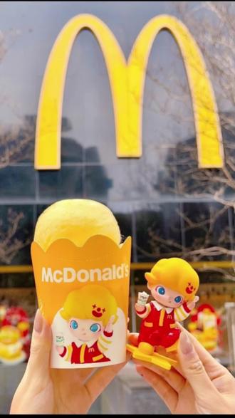 麦当劳今日上了新口味麦旋风 云朵棉花糖麦旋风 分装黄色棉花糖 麦旋风不搅拌直接吃蛮甜的 充分搅拌后再吃,甜度就正好了 还有芝士的香味 顶部是代可可脂巧克力碎。#麦当劳联名 #麦当劳新品上市 #麦当劳麦旋风新品 #麦当劳全国门店通用 #麦当劳优惠团购