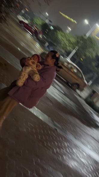 小朋友还喜欢看烟花呢,一边看一边还想说话,是不是想说,好看好看啊?胆子挺大,居然没有被大狼嚎吓到。
#陪你长大陪你看世界 #烟花🎆 #这就是飞一般的感觉吧