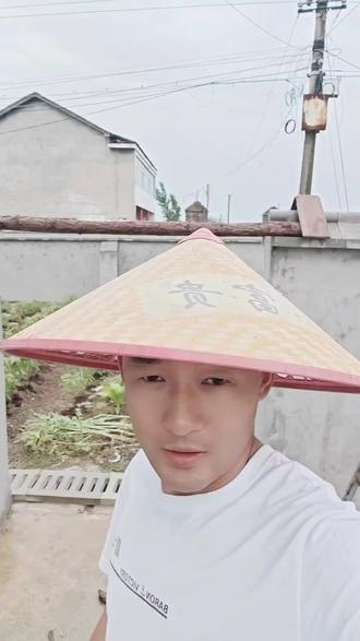 拆旧木,造新门 从零自制复古圆弧异形木门全记录:
选材→裁切弧形板材→拼接组装→门头封顶
全部选用老旧实木,保留原木裂纹与磨损,低成本打造侘寂风院门,老木料才是复古最好的滤镜。