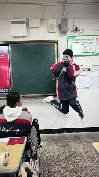 “男明星”除了跳舞还要指导我拍摄哩 #校园生活 库里之歌,谁爱跳谁跳😄#库里之歌 #高中 #