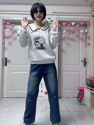快给你家小公主安排上这款海军领女童卫衣吧!不仅洋气还甜美,还是拼色设计,穿上特别洋气,而且它还是学生版的海军领版型,非常时尚,#强烈推荐 #强烈推荐 #穿搭时尚女装搭配