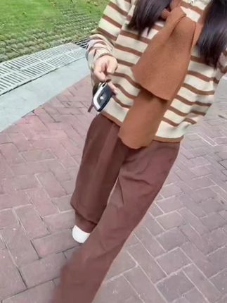 “有些事情,除了自己谁也不会懂,有些无奈,除 了沉默,谁也不能说,一个人静静奔溃,又慢慢 自愈,时间到了,一切都会过去……”#穿搭分享 #慵懒风穿搭