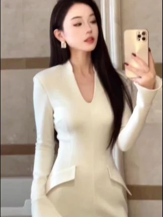 版型超好经典黑白两色,长款短款都有#被秋日氛围感穿搭拿捏了#早秋贵气感穿搭#显瘦穿搭#小黑裙#内搭外穿都好看
