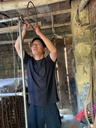 盖网之后先升簇台,后面降下来掀盖网#养蚕日记 #养蚕工具 #种桑养蚕 #桑蚕