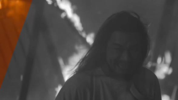 同样说黄巢,程昭悦、王朴和小朋友们,区别有多大?
小朋友们并不懂得其中深意,朗朗上口儿歌一样读,小孩很疑惑“造反了如何不是反贼”,他没有机会长大、没有机会明白,后来他父亲郭威如何泣血饮恨被逼反。
小孩们兄友弟恭、天真烂漫、懵懂好学,可他们即将沦为冤魂枯骨,满门枉死。
后来刘知远长子被刺杀,刘知远死后次子刘程祐继位,年轻无威望,诛杀重臣,派人去杀在外带兵的郭威,杀他留在都城的满门。
郭威家小孩读的“我花开后百花杀”,不幸成为自己命运被杀的注脚。
程昭悦死时,镜头里特写的这个刻漏,是古代的一种计时装置,水钟。上面的纹饰菊花,对应了程昭悦反复诵读的黄巢菊花诗。
他自比黄巢,他顾影自怜想要一番功业但未果。
他这样的小人,偏偏要给自己上虚假的大价值,他才不是在烈火中永生,他就应该在烈火中灰飞烟灭。
至于这位著名的王朴,就是后来写《平边策》的王朴,他看中的,是人想吃饭、想活下去有什么错,是朴素的民本观、是孟子的汤武革命论。
《太平年》的伏笔和呼应,也不是掉书袋、玩门槛,而是厚重的人文观照。
#电视剧 #太平年 #电视剧解说 #白宇 #热播剧