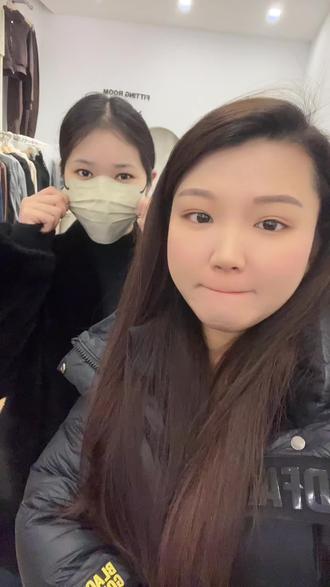 姐妹们,我们哪个风格好看呢?是红色卫裤还是皮草?#服装人日常 #穿搭分享 #抖音二创激励计划 #抖音团购推荐