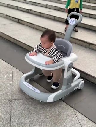 就问防不防侧翻,自己看你是不是也在找这样一款学步车,宝宝轻松学走路。车身安装简单,折叠方便收纳,不占空间,加固车身承重力强,万向轮灵活方便。车身三档可调节,坐垫自由伸缩调节,适应不同身高,宝宝。还可以装上短手推,宝宝在后面推着学步。趣味音乐玩具玉娇玩耍两不误,取下音乐盘,秒变餐盘。宝宝吃饭也方便,户外也能轻松学步,真是解放妈妈双手的好东西。