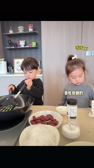 哥哥拿捏妹妹@爱吃泡面的羊 @赵子涵(绵绵的羊) @H和Y的日常 @HY生活观察员 #hy的日常 #家庭地位这一块