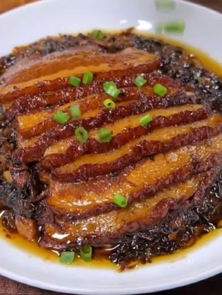 以后想吃梅菜扣肉不用自己在家做了,那样太麻烦了,不用煎也不用炸,像我这样轻松就能实现。我经常回购的就是这个梅菜扣肉半成品,这一盒是一斤装,想吃的时候只要把它倒入砂锅里,加点清水煮个十分钟就可以开吃了,软烂入味,肥而不腻,家里大人小孩都爱吃。