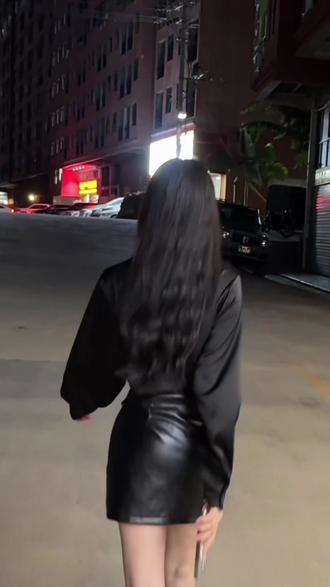 小皮裙 大波浪 一扭一晃真像样