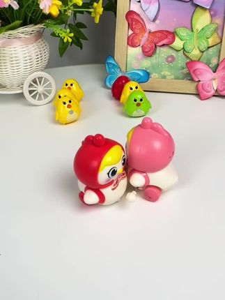 家里有宝宝不爱趴卧的,可以试试这个会摇摆的小鸡,它是带有磁吸的,轻轻扭动发条就能摇摆前行,不用电池,也不用充电,非常可爱的造型,宝宝非常喜欢,快给你家宝宝安排上吧!#磁性小鸡 #摇摆小鸡玩具 #儿童玩具