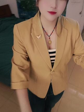 你可以什么都听,但不可以什么都信 人与人之间的关系就像盐和糖,表面相似可及亦弄错,心毒的人嘴甜,老实的人话少,人有千面,心有千变,万丈深渊深有底,三寸人心不可量,在这个烟换烟酒换酒的时代,别高估了你在任何人心中的位置,千万不要以为关系好的人就会善待你保持分寸时常理性,要知道 熟人有时候比陌生人更可怕#适合自己的才是最好的
