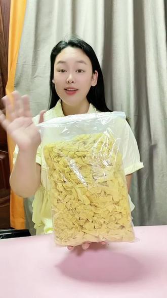 我告诉你啊,以后家里吃不完的青菜,你就像我这样做成这道青菜豆皮,真的是太香了!首先把豆皮泡水,然后切成细丝,热锅倒油,放点五花肉煸出油脂,下点蒜末、红辣椒,倒入青菜豆皮丝翻炒均匀,再加一勺生抽调味增鲜,最后翻炒几下就可以出锅啦!喜欢你也试试吧!#山东豆皮 #豆皮 #大豆素肉 #大豆素肉豆皮 #豆皮好吃