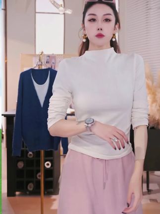 #时髦穿搭 #女装时尚穿搭这件衣服真的太显瘦了,姐妹们,它是那种收腰版型,上身特别显身材,而且还是长袖款,现在穿刚刚好,不会热也不会冷。面料是兰精天丝的,贴身穿超舒服,喜欢的赶紧冲!