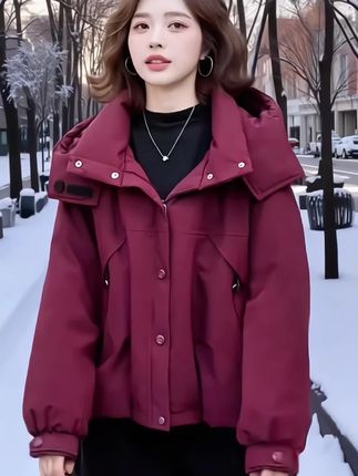 #时尚休闲穿搭 #羽绒服穿搭 #小个子穿搭 #羽绒服 #外套 姐妹们,今年超火的安可拉红色短款羽绒服来了!韩版宽松休闲款,上身高端又洋气,还特别暖和。不管是逛街还是聚会,这件衣服都能让你轻松hold住全场,赶紧入手吧