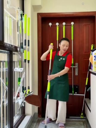 #创作灵感 #家里一定要有一个这样的魔术扫把,它比普通的扫把好用太多了!它是软硅胶的材质,能把地面上的垃圾给你刮得干干净净,尤其是扫这种毛发,非常容易就给它刮起来了。#魔术扫把干湿两用 #实用分享