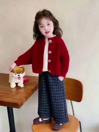 韩系时髦精套装,女宝必备 宝妈们,2025新款女童秋装来咯!韩版毛衣开衫软糯,格子裤超有范儿,轻松打造时髦感。三件套搭配省心,孩子穿既保暖又洋气。不管是上学还是出游,宝贝都能成为焦点! #女童秋装 #韩版套装 #毛衣开衫 #格子裤 #2025新款