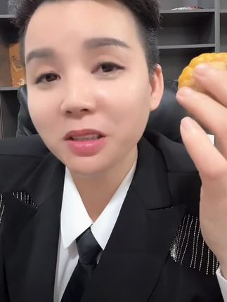 凤凰姐我是用人品走网络,不是吃完卖完用完就不管,只要产品出现任何问题联系客服,客服如果没有及时处理,请联系我我来处理,必须包你满意,别人卖29.9米10根玉米,我凤凰姐就是卖19.9米10根玉米还给姐们妹试吃三根,不满意退退退,运险险我们出,不为赚米,一单玉米就赚2米意思意思一下,只为助农只为助农只为助农,也想给一直支持我的姐妹们谋福利的同时姐妹们也献出了一分爱心,点击这个视频左下方链接下单就可以了,需要其它商品可以到主页商品橱窗搜索下单,感恩感谢@凤凰姐视频带货号 @凤凰姐在河南