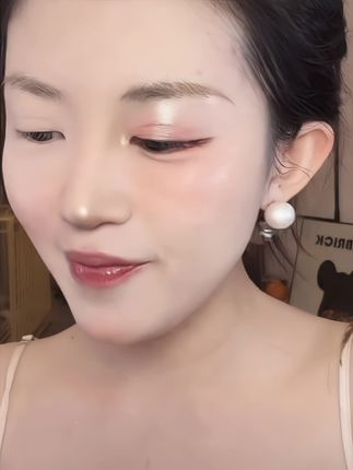 这个综合盘真的太适合早八人了,一盘搞定全脸妆容,早八通勤、出门约会都用它!低饱和烟子色很适合日常淡妆,布灵布灵的细闪真的很爱!还有个可可爱爱的收纳设计,出门放包里也不占地方。#化妆分享 #眼影搭配 #化妆技巧 #美妆