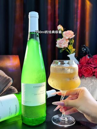 还有多少人没喝过这款宝藏雷司令半甜白葡萄酒?它精选优质雷司令葡萄酿造,11度的低度酒感,入口清爽甘甜,热带水果与花香交织,层次丰富又易饮。 瓶身设计简约精致,750ml的经典容量,无论是国庆中秋假期家庭聚会小酌,还是作为伴手礼送人都十分合适。现在更有超值活动,第二支仅需1元,性价比拉满,千万别错过!#葡萄酒 #强烈推荐 #微醺时刻 #敬自己一杯好酒 #好喝不贵