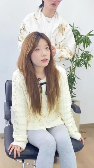 长方形脸型的姐妹发型改变案例来了
告诉大家额头短也可以剪刘海 还很好看
视频有点长 请大家耐心看完会有帮助#长方形脸型 #发型设计 #郑州发型设计海水 #根据脸型设计发型今日作品分享 #原创