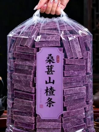 这桑葚山楂条,软糯糯又有嚼劲,酸甜可口还不费牙,一根接一根根本停不下来!#厂家直发品质保证 #桑葚山楂条 #酸甜桑葚山楂条 #追剧小零食#休闲零食
