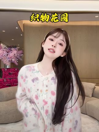 #谁的衣柜没件针织衫 羊毛在加马海毛柔软又保暖,非常漂亮的颜色穿起来更温柔,毛绒绒的触感氛围感十足#说好的随便穿穿去看秀 #小个子秋冬穿搭 #小个子女生的邪修穿搭 #ootd穿搭