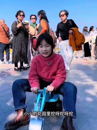 一岁以上宝宝都可以玩的挖掘机,有灯光音乐,还可以360度转圈圈#儿童挖掘机 #可乘坐挖掘机