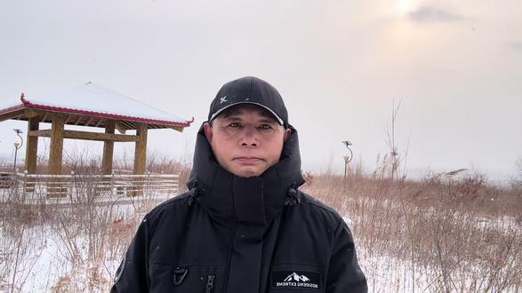 ⭐《军装》:心有戎装❤️踏雪寻踪
2026年元月十五日,泳罢归来,我换上了极寒服,登上了富国新村矿山湿地公园的制高点,从H区到G区广场,北山早市,富国街道广场,一路踏雪而行,在湿地公园制高点360°度环拍,A区到E区的住宅尽收眼底,每一片🌨️雪花都像是在为戎装岁月致敬⭐
极寒难锁旧戎装,踏雪登高望故乡。
环拍富国千万户,丹心依旧向峥嵘。
❤️初心如磐🔥薪火相传⭐
祝朋友们战友们,马年策马杨鞭,前程似锦!
#库存里的日常随拍记录美好时光#抖音永久珍藏!⭐⭐⭐⭐⭐⭐