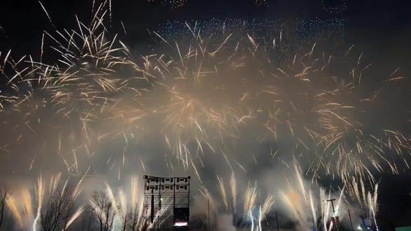 烟花给的浪漫💕新的一年,祝所有的家人多喜乐,长安宁!得尝所愿!!#追觅春晚赢麻了 #烟花最浪漫的一瞬间 #烟花 #烟花是中式浪漫天花板吧