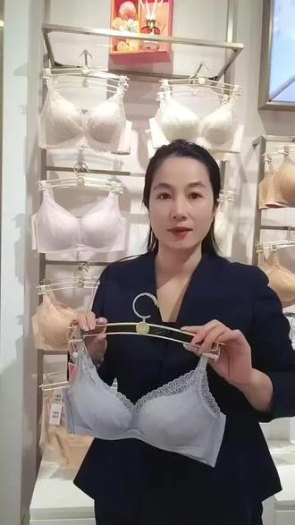 ✨ 精致女孩的内衣柜里,怎能少了曼妮芬这款!灰色知性优雅,粉色甜美娇俏,聚拢不压胸,蕾丝细节尽显小心机,快来店里get同款~#女神必备 #强烈推荐