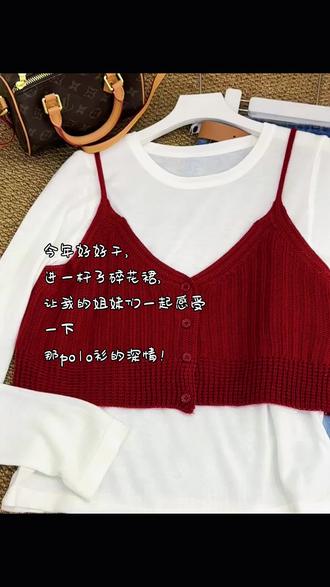 最近刷屏的“Polo衫碎花裙”组合,可不只是简单的穿搭,背后藏着一个关于青春和成长的浪漫梗。
✨ 一个关于“深情”的时尚梗
这个梗的核心在于用两种服饰来比喻两种人生阶段和情感状态。
碎花裙: 象征着少女时代,是天真烂漫、追求唯美与自由的年纪。它代表着青春的轻盈和对爱情的浪漫想象。
Polo衫: 则代表着成熟稳重。它最初是运动装,后来成为商务人士的标配,自带一种低调、靠谱的气质。年轻时可能觉得它老气,但长大后才懂得欣赏这种质感。
所以,这个梗的潜台词是:“年轻时我们爱的是碎花的轻盈,后来才明白Polo衫的靠谱。” 很多人感慨“可惜我穿上裙子,也不懂穿Polo衫的深情”,这背后是对逝去青春和那段特定情感的怀念。#碎花裙#polo衫 #DM大麦