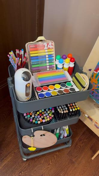 2-10岁艺术启蒙宝藏画材闭眼入不踩雷
姐妹们!家里有个爱乱涂乱画的小神兽?
或者正琢磨给娃做艺术启蒙?
这份宝藏清单赶紧存好!
亲测好用的刚需好物,省钱又省心,闭眼入,不踩雷!
从2岁玩到10岁,都没问题!
-
✅多层收纳推车
画材整齐不凌乱,省心又省力
✅晨光翻转马克笔
最近刚在🍑入的
很新颖的x型翻转盒设计
拿取方便、收纳方便,
搭配硅胶手提带随拎随走
更安心的墨水采用无味无害配方
不小心上手,一张湿巾就擦干净了
✅全自动削笔器
智能进退笔,还有三档笔尖可调
小朋友写字画画都可以用
防误触双层提示超放心!
✅木质画架
跟着娃的身高、画姿,随便调高度
✅画纸
平稳,不易皱,还好保存
-
用着顺手的画材,真的能让娃的画画兴趣翻倍!
快给自家小画家安排起来吧!
-
#晨光翻转马克笔 #当妈才知道晨光的好#母婴好物#艺术启蒙#让宝宝爱上画画