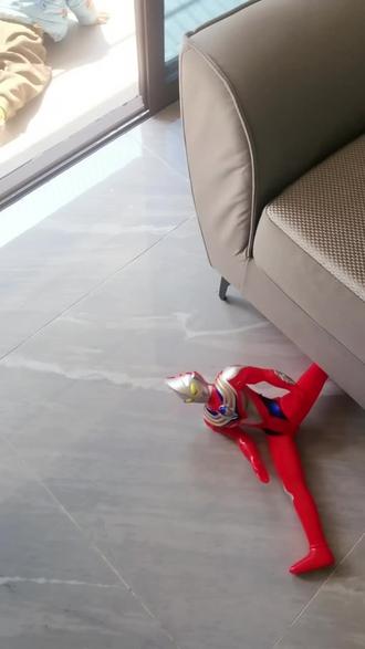 #老是趴在地上#小孩的迷惑行为