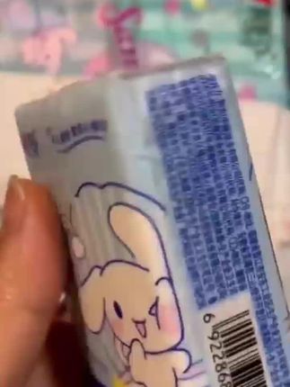 三丽鸥粉丝狂喜!心相印三丽鸥联名手帕纸,酷洛米、大耳狗印花萌到犯规,揣在口袋像带了小周边,4 层加厚设计擦手擦嘴不易破,7 片便携装不占地,多规格可选,日常补妆、清洁都好用,颜值党必囤~ # 心相印三丽鸥手帕纸 #酷洛米大耳狗联名 #4 层加厚纸巾 #7 片便携装 #萌趣印花纸巾